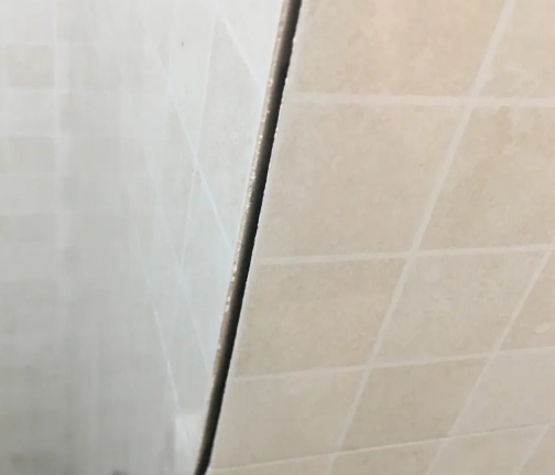 二连浩特瓷砖空鼓维修公司分享阳台瓷砖脱落的修复过程可以分为以下几个步骤