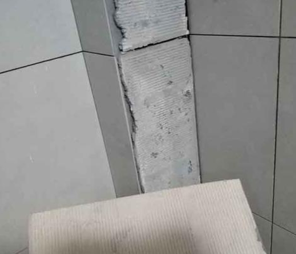 二连浩特瓷砖空鼓维修公司分享下厨房瓷砖脱落的补救措施。